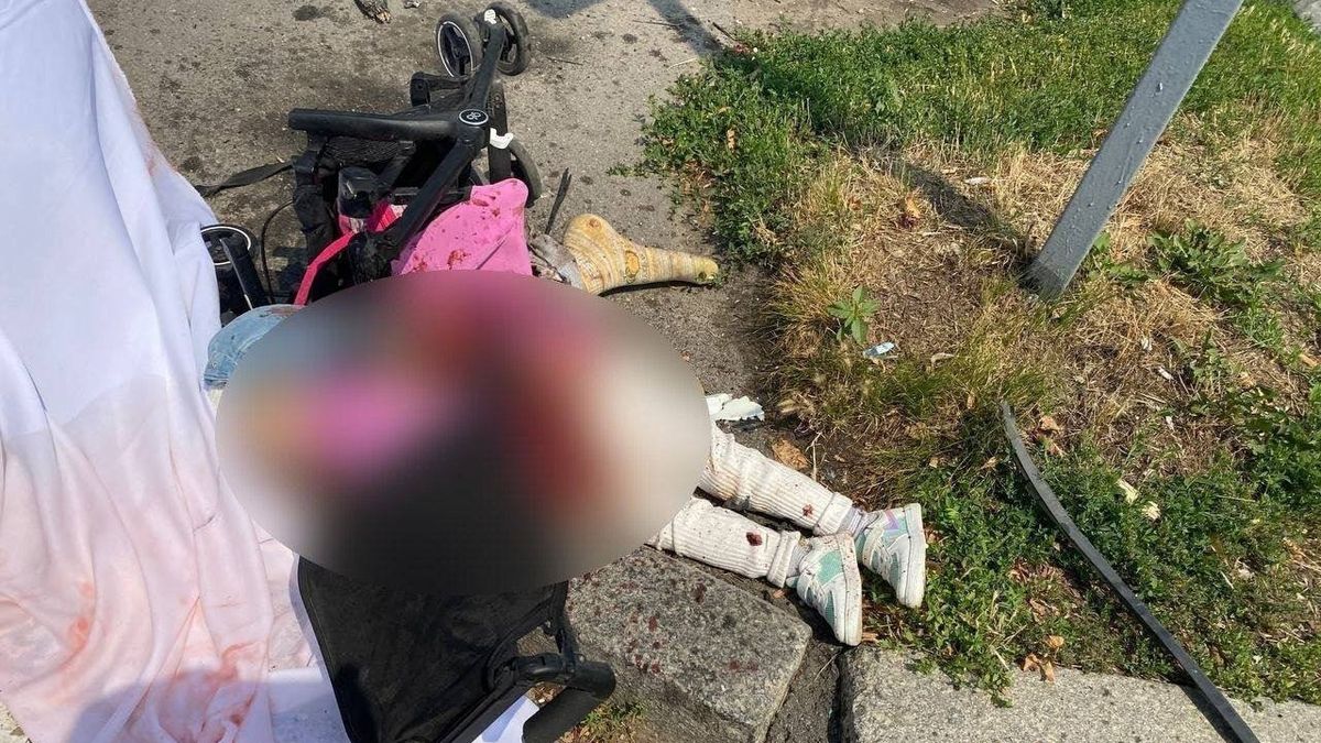 Ruský útok ve Vinnycji: Svět obletěla fotografie zabité holčičky v kočárku
